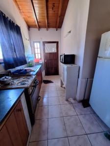 Köök või kööginurk majutusasutuses Alojamiento a 10 minutos de pinamar