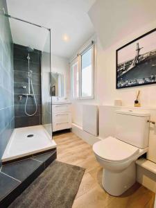 een badkamer met toilet en glazen douche bij Résidence grand jardin attenant tennis, mini golf, sauna, pétanque in Stella-Plage +44 foto's