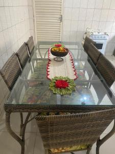 einen Glastisch mit einer Obstschale darauf in der Unterkunft Casa espaçosa e confortável perto do Aeroporto in Sao Jose do Rio Preto