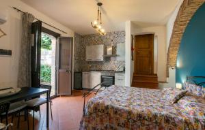 ein Schlafzimmer mit Bett und Tisch und eine Küche in der Unterkunft Nonni in Santa Venerina