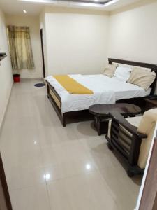 Una cama o camas en una habitación de Hotel Dev Krishna 5 fotos más