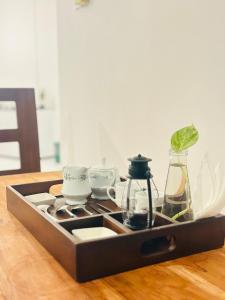 una bandeja con tazas y tazas en una mesa en Muthumala Villa, en Tangalle