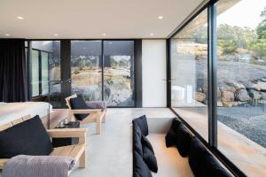 Cet appartement comprend une chambre avec un lit et un salon avec des fenêtres. dans l'établissement Mountain Top Snug, Studio Itas, à Snug