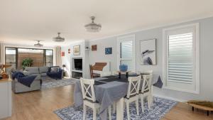Гостиная зона в Tide and Tennis Retreat Nelson Bay
