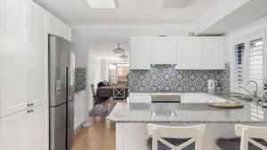 Kuchyň nebo kuchyňský kout v ubytování Tide and Tennis Retreat Nelson Bay