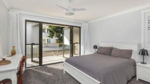 Postel nebo postele na pokoji v ubytování Tide and Tennis Retreat Nelson Bay + 12 fotografií