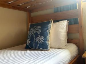un letto con un cuscino bianco e blu di White Sands – Coastal Comfort Made Easy a Four Mile Creek Altre 22 foto