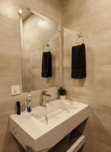 Ένα μπάνιο στο Midcity 1 BR, Condo, Gulberg Lahore Self Check IN +14 φωτογραφίες