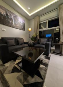 Χώρος καθιστικού στο Midcity 1 BR, Condo, Gulberg Lahore Self Check IN