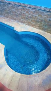 Bazén v ubytování منتجع سيتي لاند 2 nebo v jeho okolí + 10 fotografií