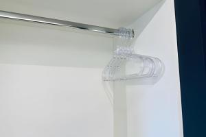 ein Duschkopf aus Glas, der an einer Stange hängt in der Unterkunft Loft 306 - Praticidade e estilo na esquina da Ufu in Uberlândia + 24 Fotos