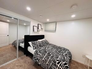 ein Schlafzimmer mit zwei Betten und einem Fenster in der Unterkunft Tovah in Winnipeg