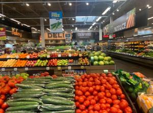 ein Lebensmittelgeschäft voller Obst und Gemüse in der Unterkunft Tovah in Winnipeg