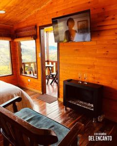 Μια τηλεόραση ή/και κέντρο ψυχαγωγίας στο Eco Chalet El Encanto La Calera