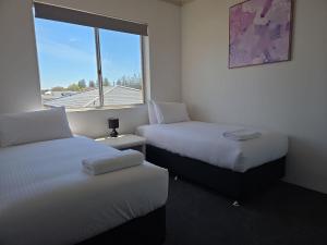 Ένα ή περισσότερα κρεβάτια σε δωμάτιο στο Anchorage 33