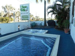 a swimming pool in the middle of a yard at Glenlyon Lodge - Gladstone in Gladstone