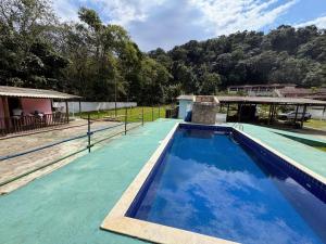 Swimmingpoolen hos eller tæt på Suítes Ohana