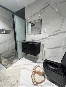 Μια τηλεόραση ή/και κέντρο ψυχαγωγίας στο maisoncarnot +1 φωτογραφίες