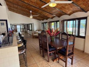 Χώρος καθιστικού στο Oceanfront - 3BR Entire Beachfront Home-Los Ayala Beach! +19 φωτογραφίες