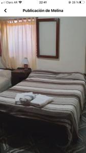 une chambre avec un lit avec deux serviettes dessus dans l'établissement Independencia, à Santa Rosa de Calamuchita