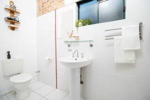 Ένα μπάνιο στο Mirambeena Retreat +22 φωτογραφίες