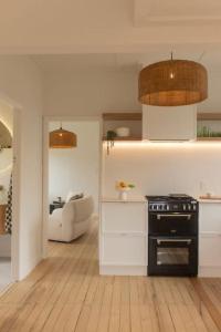 Köök või kööginurk majutusasutuses Elegant 1BR Retreat in the Heart of Cambridge