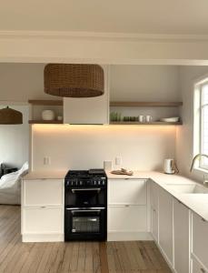 Köök või kööginurk majutusasutuses Elegant 1BR Retreat in the Heart of Cambridge