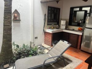 Qiyis Cottage في جورج تاون: فناء مع كرسي ومغسلة ومطبخ +25 صورة