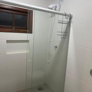 Et badeværelse på Pousada Encantos do Rosa