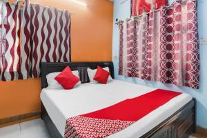 Una cama o camas en una habitación de Hotel O Alpine Home 25 fotos más