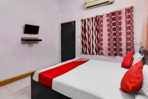 Una televisión o centro de entretenimiento en Hotel O Alpine Home