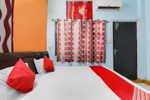 Una cama o camas en una habitación de Hotel O Alpine Home