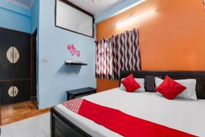 Una cama o camas en una habitación de Hotel O Alpine Home