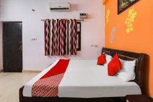 Una cama o camas en una habitación de Hotel O Alpine Home