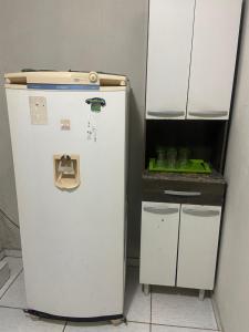 een witte koelkast in een keuken met een aanrecht bij Flat há 15 min da Pajuçara in Maceió