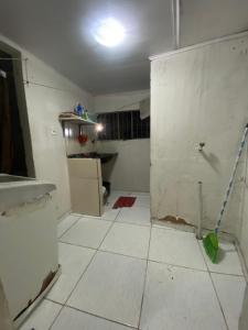 een keuken die wordt verbouwd met een bezem in een kamer bij Flat há 15 min da Pajuçara in Maceió +7 foto's