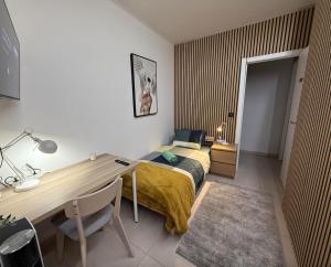 a bedroom with a bed and a desk with a desk at Entroncamento & Fátima in Entroncamento
