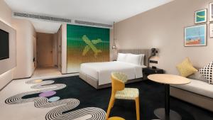 ein Hotelzimmer mit einem Bett und einem Tisch in der Unterkunft Holiday Inn Shanghai Pudong Airport, an IHG Hotel in Shanghai + 104 Fotos