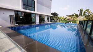 Bazén v ubytování Bennom Residency nebo v jeho okolí