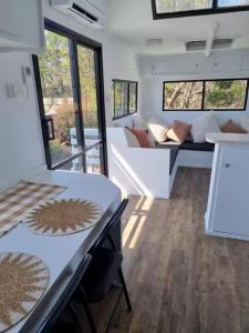 ein Wohnzimmer mit Sofa und Tisch in der Unterkunft French Island General Store 