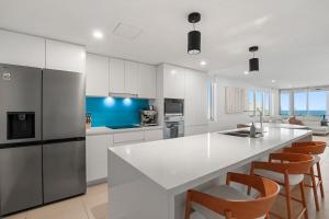 Η κουζίνα ή μικρή κουζίνα στο Aquaview Unit 302, 29 Canberra Tce, Kings Beach