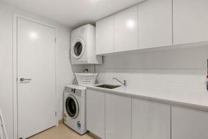 Η κουζίνα ή μικρή κουζίνα στο Aquaview Unit 302, 29 Canberra Tce, Kings Beach