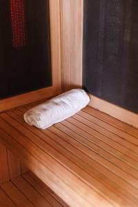 Ein weißes Handtuch liegt auf einer Fensterbank. in der Unterkunft The Waratah House -Indoor Sauna & Outdoor Firepit and walking distance to Town center in Katoomba + 87 Fotos