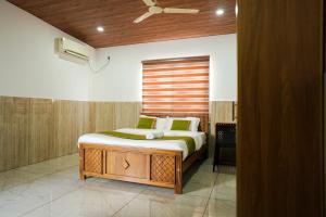 Ένα ή περισσότερα κρεβάτια σε δωμάτιο στο Kakkanad suites