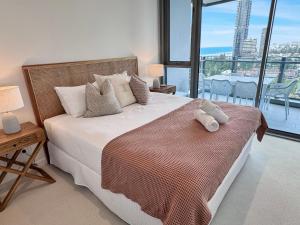 1 dormitorio con 1 cama y vistas a la ciudad en Luxury 2BR 16th Flr Ocean Views, en Gold Coast 23 fotos más