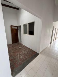an empty room with a door and a tile floor at Casa grande en el centro de Roldanillo in Roldanillo