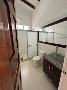 a bathroom with a toilet and a sink at Casa grande en el centro de Roldanillo in Roldanillo