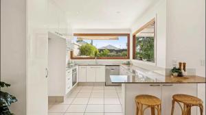 Η κουζίνα ή μικρή κουζίνα στο East Brisbane Federation-Style Pool Villa