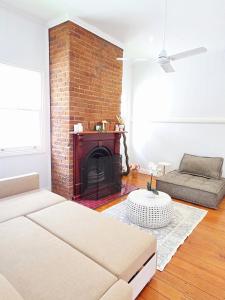 Χώρος καθιστικού στο East Brisbane Federation-Style Pool Villa +27 φωτογραφίες