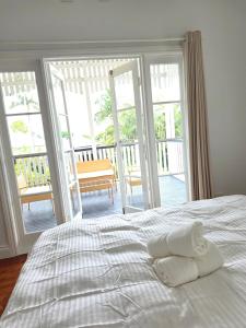 Ένα ή περισσότερα κρεβάτια σε δωμάτιο στο East Brisbane Federation-Style Pool Villa